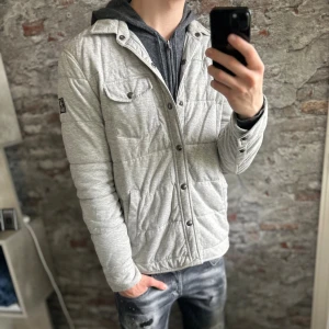 Ralph lauren jacka - Mycket fint skick, inga defekter. Storlek 50/M passar dig som är mellan 180-185cm ungefär. Nypris ca 4000kr. Modellen är 185 cm, 79 kg. Passar bra nu till vintern. Skriv för mer information!🤝