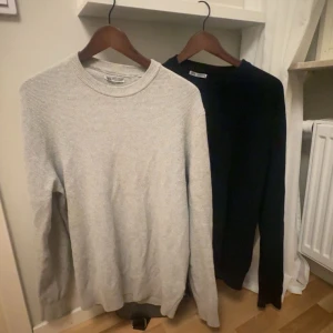 2 stickade tröjor från Zara - Två stilrena stickade tröjor från Zara i storlek S. En är ljusgrå och den andra är mörk blå, Säljes tillsammans! Hör av vid minsta fråga☺️