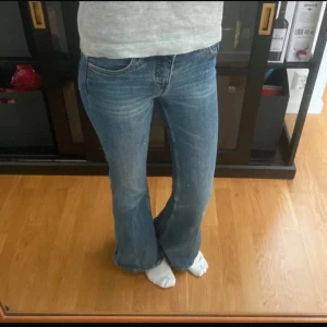Monki blå bootcut jeans!💞 - Snygga monki jeans i klassisk blå tvätt med bootcut passform. Jeansen har fem fickor, låg midja och är jättefina! I storlek 25/32💞