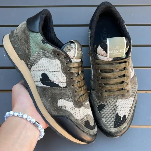 Valentino rockrunners  - Säljer nu dessa extremt feta valentino rockrunners som är perfekta vinterskor! Detta är en av de snyggaste colorwaysen man kan ha! Size: 40! Kan även passa 41! Skick: 9/10 jättebra skick! Självklart äkta! Vad ingår? Endast skorna! Nypris 7600kr! Hör av dig vid minsta fundering 🙌