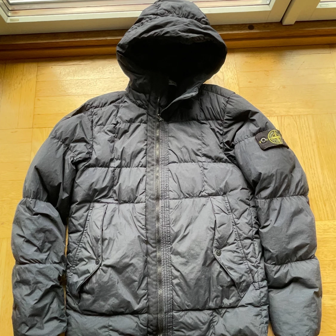 Mörkgrå pufferjacka från Stone Island - 1