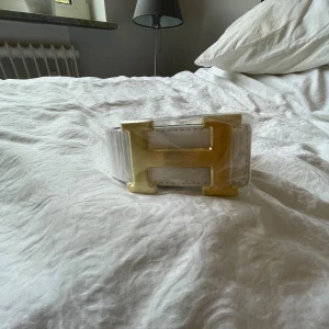 Fint bälte H - Fint vitt bälte helt nytt 105cm