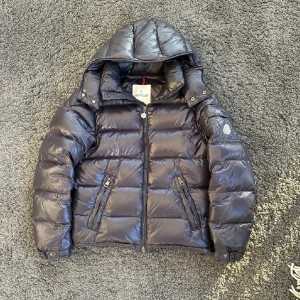 Moncler Maya - En Moncler Maya i storlek 0. Den är inte i bästa skicket 3-4/10 lite skada på båda bakre armar och litet på magen. 