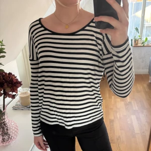 Långärmad randig t-shirt  - Långärmad randig t-shirt från Vila🖤🤍Använd en del men inga större tecken på användning, jätte mjukt och mysigt material🤍🖤skriv vid frågor🥰
