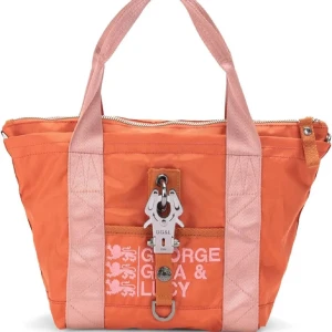 Orange axelväska George Gina & Lucy - Cool orange axelväska från George Gina & Lucy med rosa detaljer och metallspänne framtill. Väskan har både handtag och justerbar axelrem, samt dragkedja upptill. Materialet är slitstark polyester och loggan är tryckt på framsidan.
