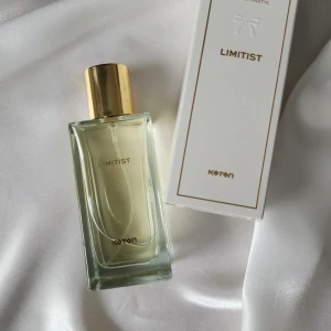 Limitist Eau de Toilette - Limitist från Koton bjuder på en spännande mix av cassis, päron och aldehyd i toppen, iris, jasmin och apelsinblomma i hjärtat samt vanilj, tonkaböna, pralin och patchouli i basen. Perfekt för dig som vill sticka ut med en unik doftprofil.   OBS! Endast testad.
