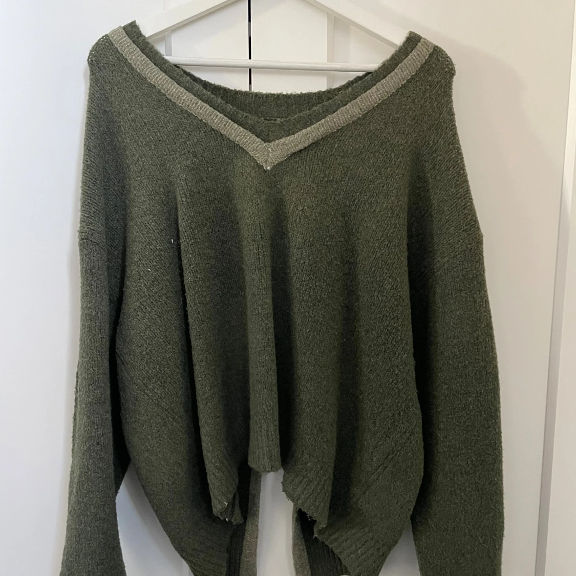 Olivgrön stickad tröja med öppen rygg - 1