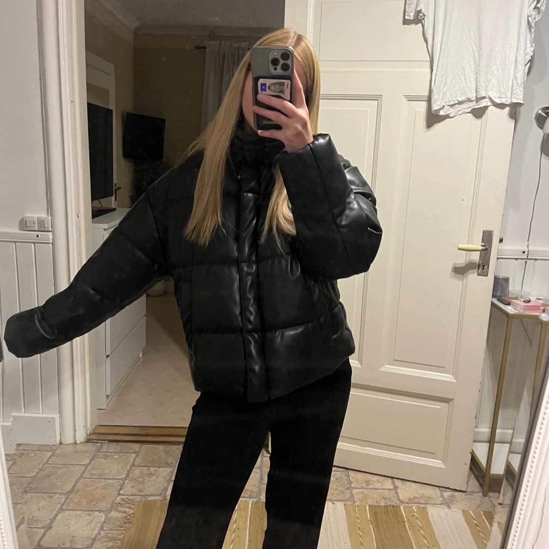 Svart pufferjacka i skinnimitation NA-KD - 1