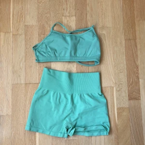 ljusgrönt träningsset - Träningsset i ljusgrön färg! Det är lite mer grönt i verkligheten än på bilderna :)