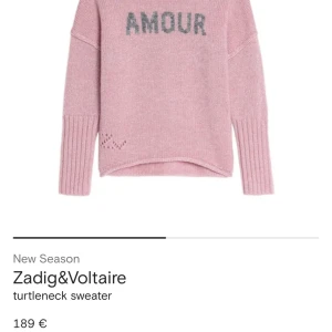 Zadig Rosa stickad polotröja med text - Zadig tröja. Supermysig rosa stickad polotröja med texten 'AMOUR' i grått framtill. Tröjan har en hög krage, långa ärmar och en loose passform. Perfekt för att hålla sig varm och snygg under kyliga dagar.