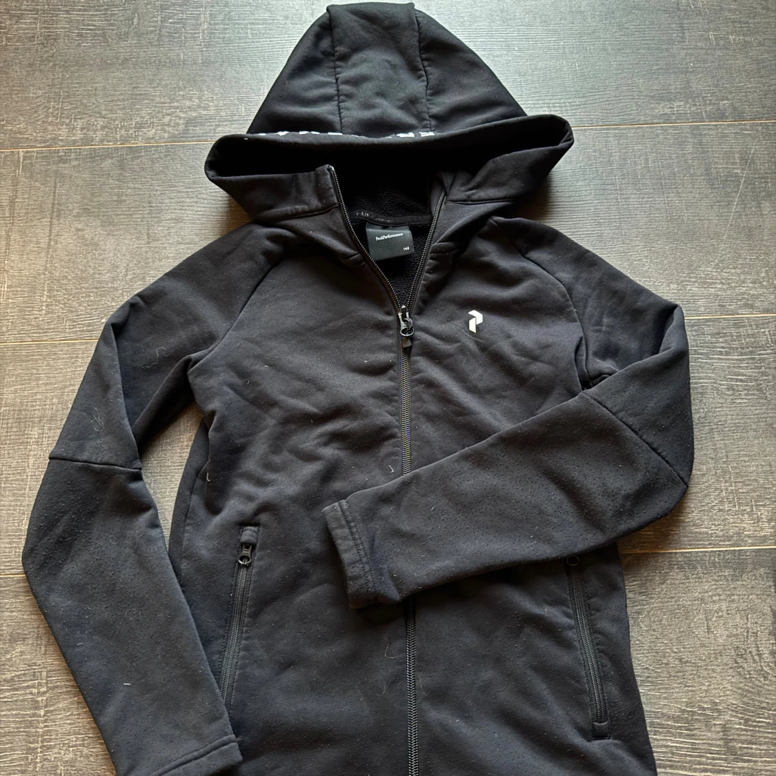 Svart hoodie från Peak Performance