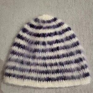 Randig fluffig virkad mössa i mohair  - Handgjord egen virkad mössa i mohair mix, oanvänd. Supermjuk och fluffig mössa i brunt och vitt. Kommer lägga upp flera egen virkade mössor inom kort, följ för att inte missa!