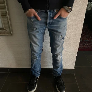 Dondup jeans George  - Dondup Jeans George! Trendigaste jeansen på marknaden. Skick = 9,5/10 Ny pris = 4000 kr Säljs för = 999 kr