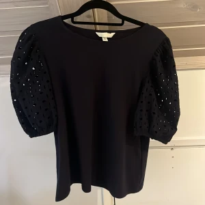Marinblå blus med puffärmar från H&M - Marinblå blus från H&. Jätte fin tröja som man kan ha till vardags och andra dagar🙌🏻