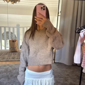 Kort stickad tröja  - Använd fåtal gånger, säljer då den inte kommer till nån användning. Passar xs-m. Köpte för 560