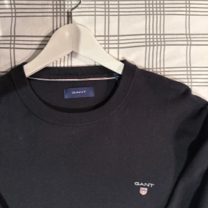 Svart sweatshirt GANT - Svart sweatshirt från gant med stilig och minimalistisk stil. Hör av dig vi frågor 