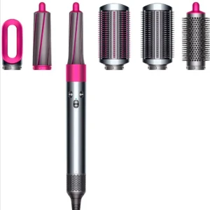 Airwrap Complete Multi-Styler - Dyson Airwrap Complete Multi-Styler med flera tillbehör för att locka, släta och volymge håret. Elegant design i silver och rosa. Alla tillbehör syns i mycket gott skick, inga synliga defekter eller slitage. Perfekt för professionell styling hemma. Ny pris är 6000 jag söker den för bara 4000
