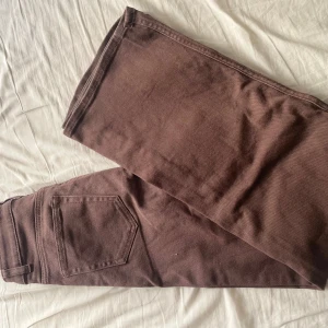 Bruna high waist jeans från H&M  - Snygga bruna jeans från H&M i storlek 34. Modellen är högmidjad med raka ben.
