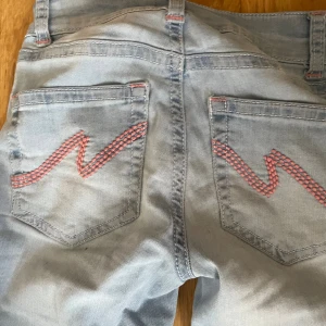 Ljusblå bootcut jeans från Nelly - Säljer dessa jeans för dom kommer inte till användning längre dom är lite slitna vid benen. Storlek 32 från Nelly