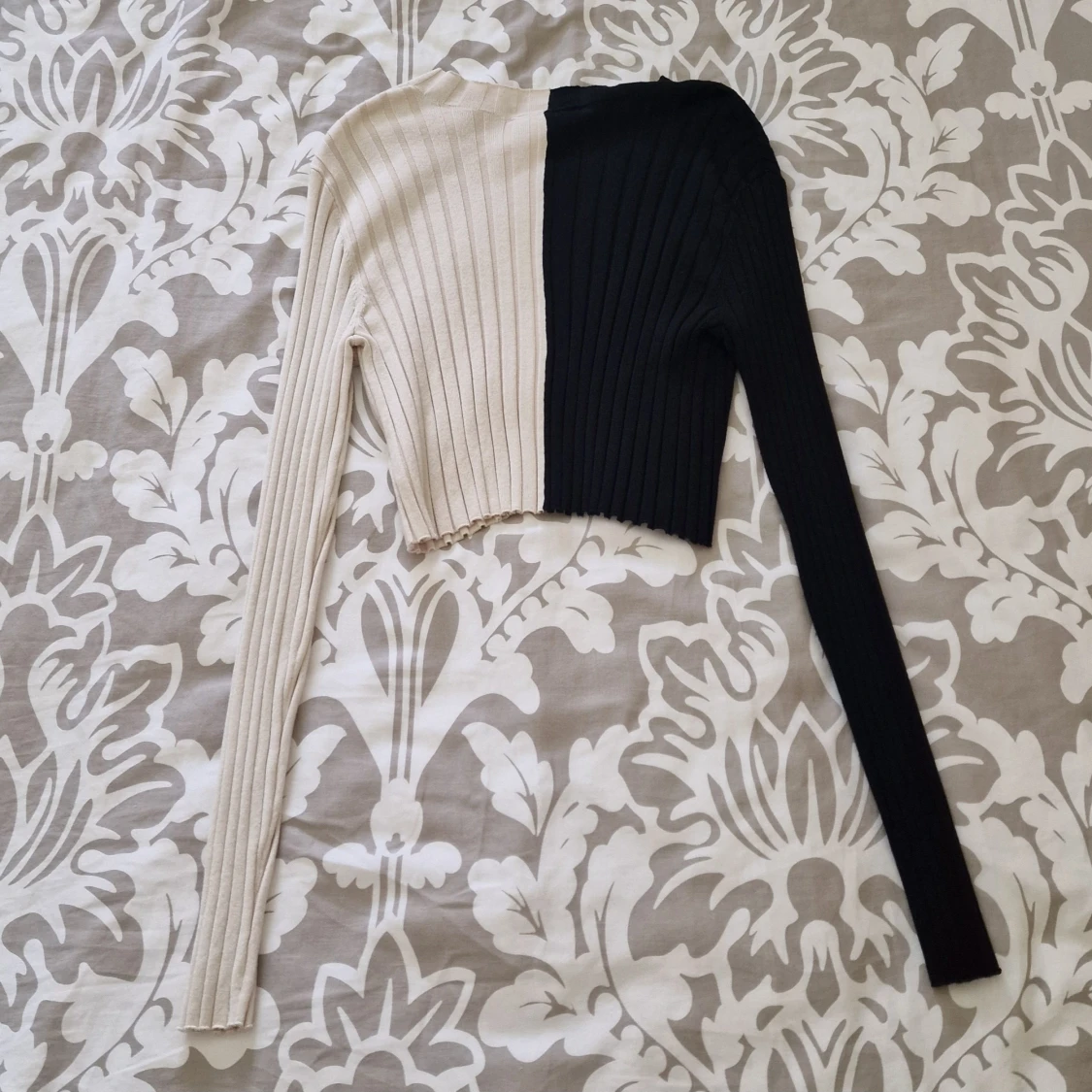 Tvåfärgad ribbad crop-top från Monki - 1