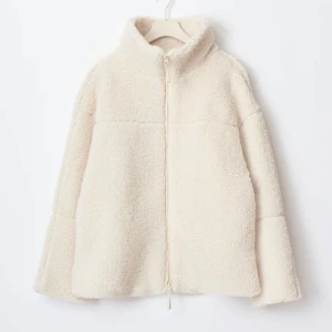 Beige teddyjacka med dragkedja - Mysig beige teddyjacka med hög krage och hel dragkedja framtill. Jackan har en avslappnad passform och är tillverkad i fluffigt teddy-material som håller dig varm. Perfekt för kyliga dagar och enkel att styla med både jeans och mjukisbyxor. Jackan kostar 500 eftersom den är använd så fåtal gånger så säljer jag för samma pris, kan säljas för 450❣️🍂