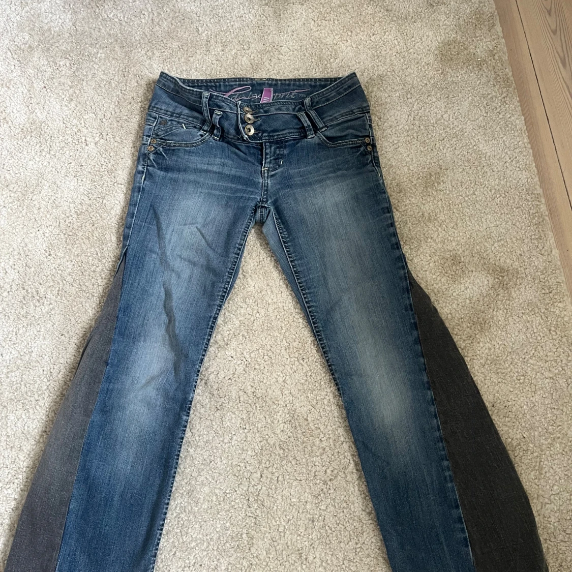 Lågmidjade blå jeans pris kan diskuteras!!! - 1