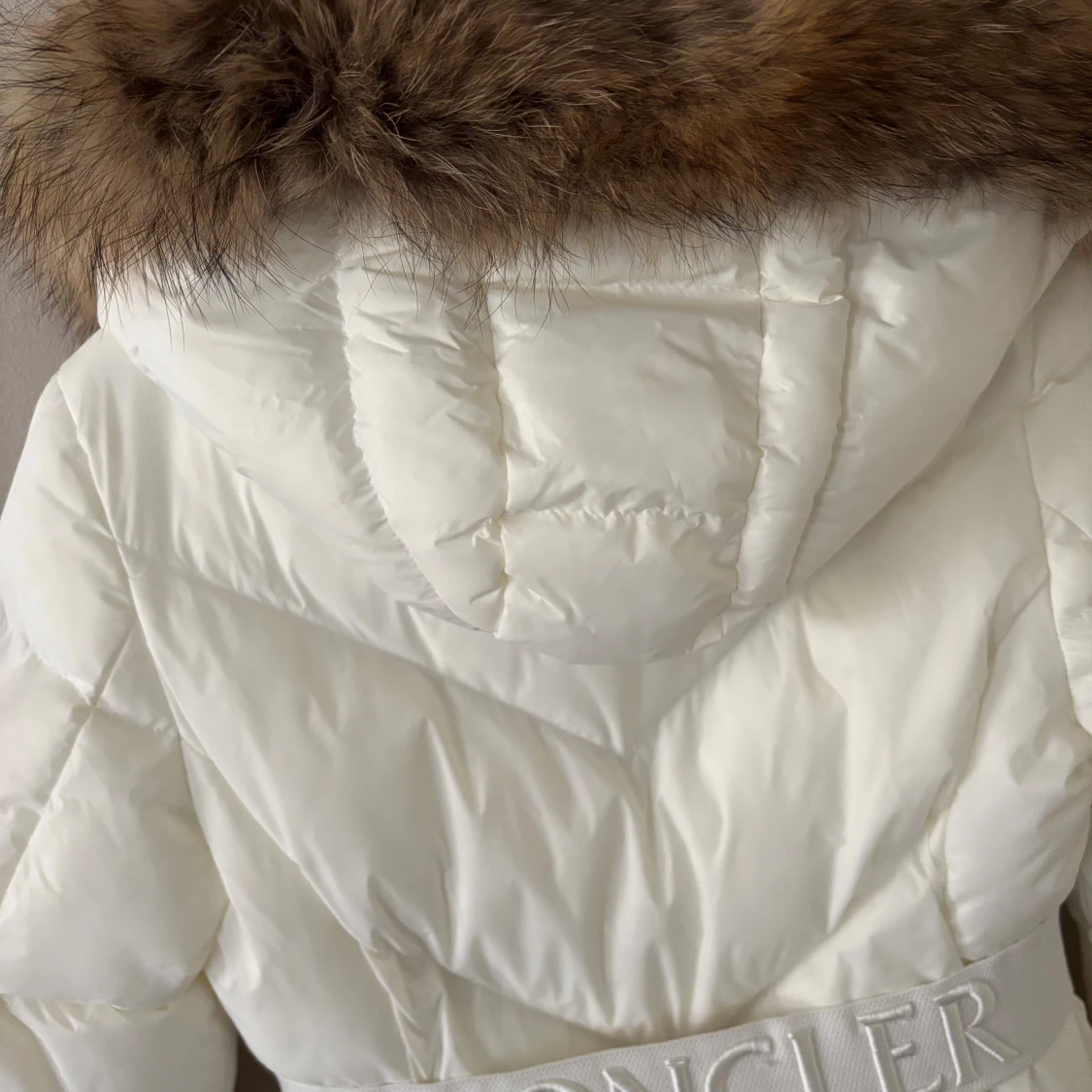 Vit lång dunjacka från Moncler - 3