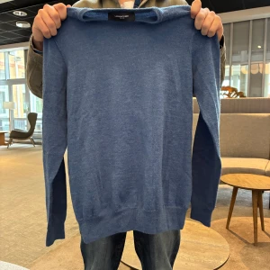 Lawrence Grey tröja - En stilren blå stickad tröja från Lawrence Grey New York. Tröjan har rund halsringning, långa ärmar och ribbade muddar vid ärmslut och nederkant. Perfekt för lager-på-lager och enkel att matcha med jeans eller chinos. Tröjan passar den som är 170 lång, storleken är S, hör av er vid fler frågor🍻