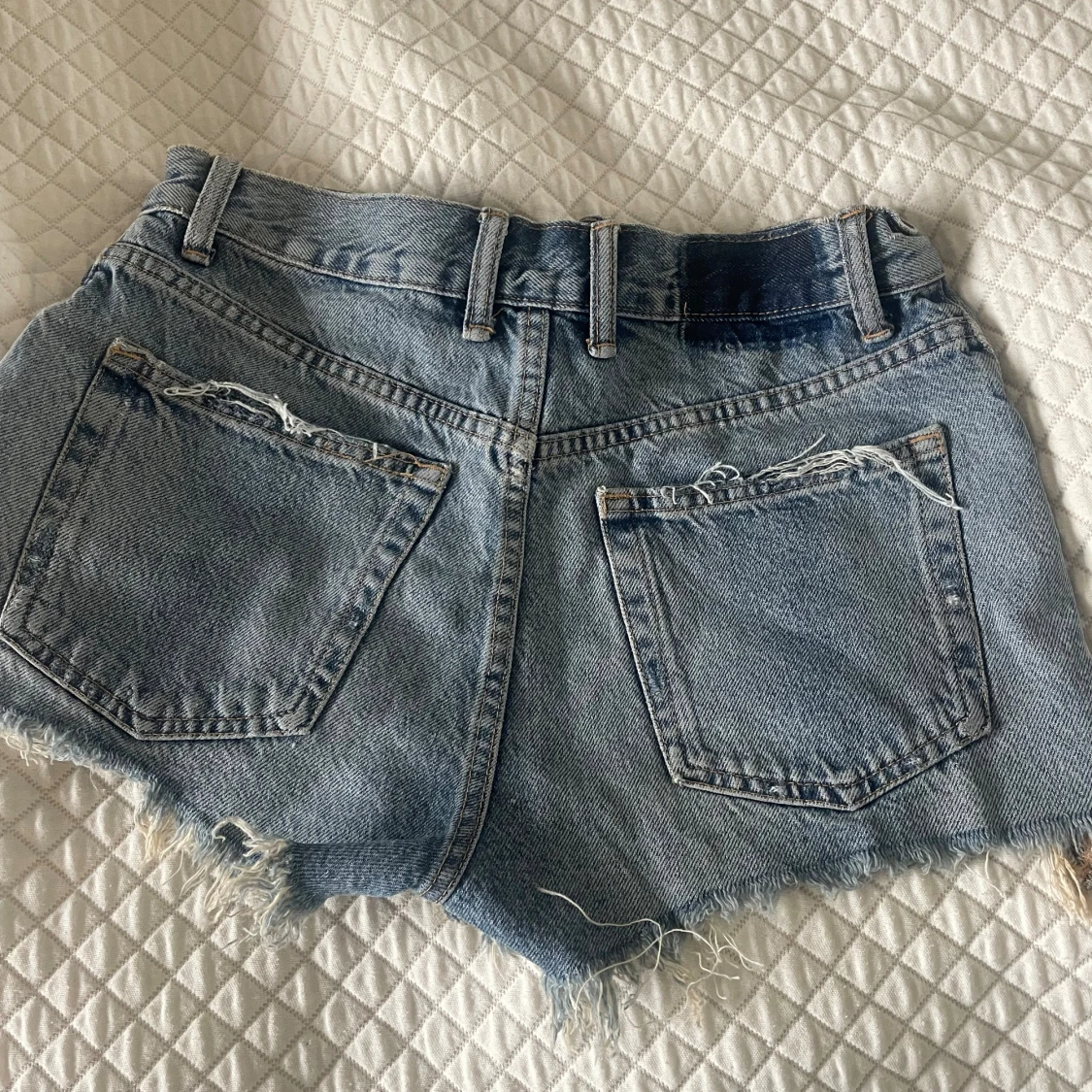 Blå slitna jeansshorts från Zara