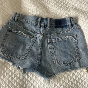Blå slitna jeansshorts från Zara - Riktigt snygga blå jeansshorts från Zara. Endast använda en gång, finns ej i Zaras sortiment numera. Köptes för 499kr💗