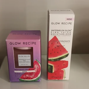 Glow Recipe Watermelon Glow duo - Glow Recipe Watermelon Glow AHA Night Treatment och Watermelon Glow Pink Juice Moisturizer i mini-format, båda på 25 ml. Night Treatment kommer i en rosa glasburk med ljusrosa lock och Moisturizer i en ljusrosa glasflaska med rosa lock. Säljer båda tillsammans. Night treatment är helt nu och oöppnad och krämen är lite använd som man kan se på näst sista bilden.