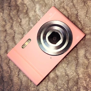 Digital kompaktkamera 48MP 4K - Snygg rosa digital kompaktkamera med 48MP och 4K-video. Stor display, enkla knappar och inbyggd blixt. Kameran är i nytt skick utan repor. LADDARE KOMMER MED. Pris kan diskuteras ❤️