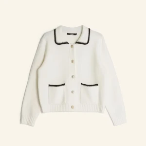 Level up cardigan - En snygg vit cardigan från bikbok som ger vinter vibes. Använt fåtal gånger, inga defekter alls