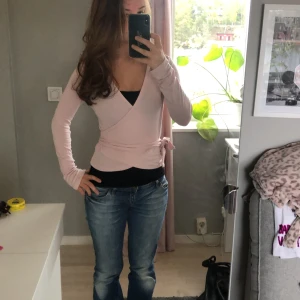 Rosa omlottopp  - Säljer en jättesöt rosa omlottopp🥰