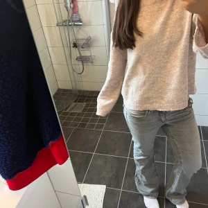 Grå bootcut jeans med fickdetaljer - Säljer ett par grå jeans med bootcut-modell och snygga fickor med lock och knapp bak. Jeansen har klassisk femficksdesign, normal passform och är tillverkade i mjukt denimtyg. Perfekta för dig som gillar en avslappnad men trendig look.💞