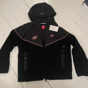 Nike tech fleece  - Säljer denna Nike tech fleece, ny med prislapp storlek S! 