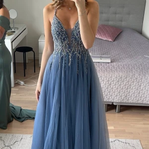 Balklänning - Världens finaste balklänning från Christian Koehlert. Nypris cirka 5000kr. Säljer för 2700kr. Endast använd 1 gång. Passar XS. Både bekväm och vacker!🩵  #balklänning #studentbal #bal2025 #balfest #baloutfit #festklänning #brudtärneklänning #aftonklänning #galaklänning #klänningtillbal #lyxklänning #elegantklänning #vintedfinds #secondhandfashion #eveningdress #promdress #gown #formalwear #prom2025 #specialoccasiondress