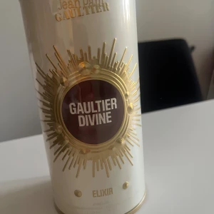 Jean Paul Gaultier Divine Elixir - Gaultier Divine Elixir från Jean Paul Gaultier. Snygg och unik design som sticker ut i samlingen. Perfekt för dig som vill ha något annorlunda och trendigt på hyllan. Nypris på denna är 1600kr på kicks. 50ml