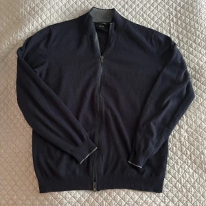Mörkblå kofta från Massimo Dutti - Mörkblå kofta från Massimo Dutti i en full zip.Storlek L men sitter som M! Priset är förhandlingsbart bara att skriva vid frågor eller funderingar. Han på bild är 180 cm