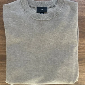 Stickad tröja  - En riktigt snygg stickad tröja från H&M. Helt ny och oanvänd. Köpte fel storlek och behöver därför sälja den nu. Perfekt att köpa nu inför hösten och vintern. Vid några funderingar är det bara att skriva i dm!