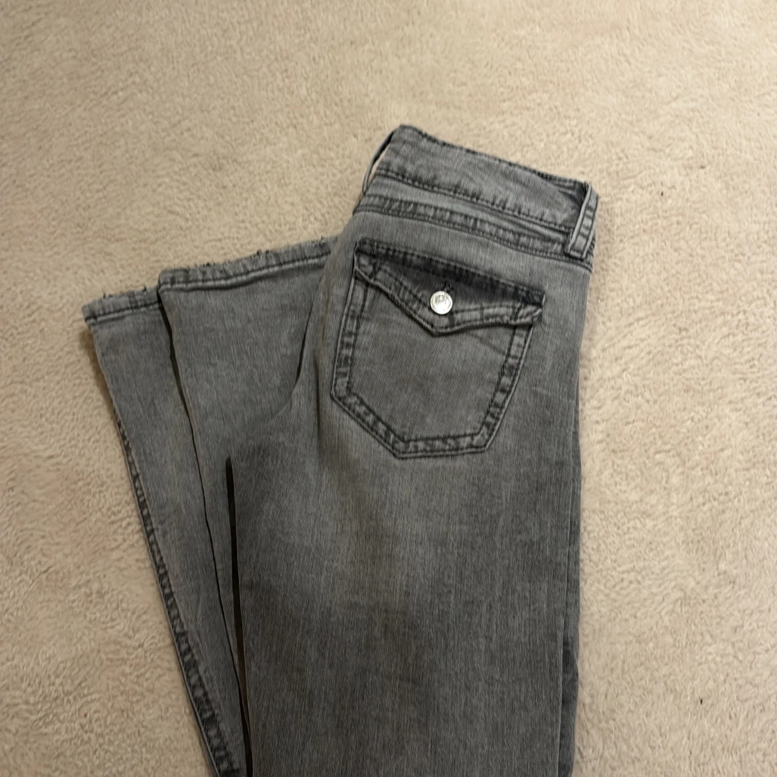 Grå bootcut jeans från Gina Tricot - 1