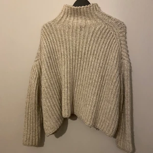 Grå stickad polotröja - Säljer denna otroligt snygga och mysiga tröjan perfekt nu till hösten!🍂🥰 