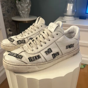 Sällsynta Valentino flycrews - Valentino x Jamie reid colab Storlek 40 men skulle säga att de passar 41. Saknar tre nitar på hälen. Dom kostar över ca 5000kr nypris. Skriv gärna vid minsta fundering.