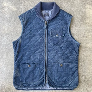 Quiltad väst från Mango Man - Jävligt unik väst från Mango Man med quiltat tyg i en denim färg. Skicket är bra utan brister. Vid minsta lilla fundering är det bara att fråga.