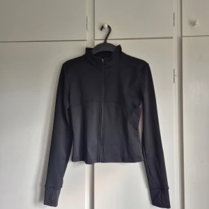 Svart träningströja/jacka - jättefin och bra kvalitet