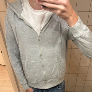 Grå Zip hoddie  - Säljer nu denna zip hoddie då den är för liten för mig. Den är i bra skick och nyss tvättad. Storlek är S. Bara att höra av er vid frågor. Mvh Liam