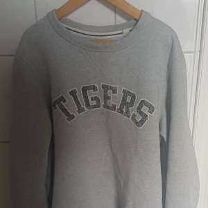 Espirit collage lång ärmad tröja - En fin lång ärmarna tröja från Espirit, perfekt för kallare väder, väldigt skönt tröja med skönt material. Den är knappt använd och har inga defekter på sig. STORLEK:L den passar från 178 till 184 ungefär.