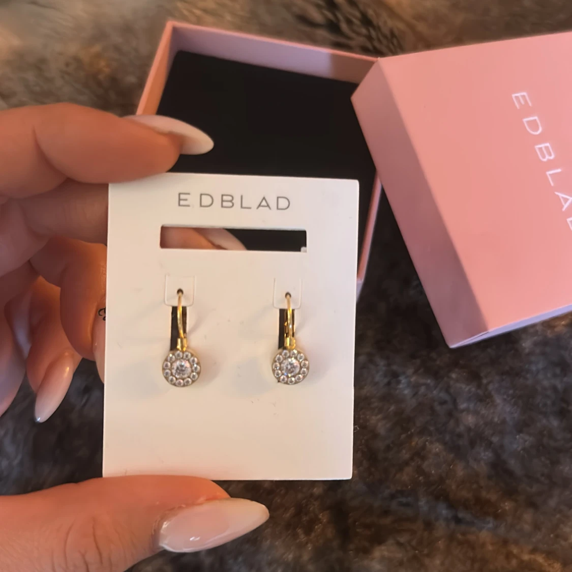 Guldiga örhängen från Edblad