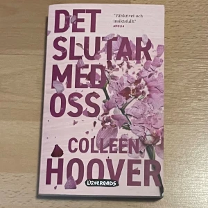 Det slutar med oss av Colleen Hoover  - Det slutar med oss, skriven av Colleen Hoover på svenska! Säljer även uppföljaren, det börjar med oss! Läst en gång, super bra bok! 