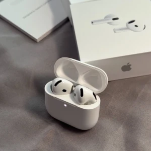 AirPods 4 ANC - Hej! Säljer dessa AirPods 4 med aktiv brusreducering då de tyvärr inte kommit till användning. Köptes nya för cirka 2400kr(kvitto finns), men har endast använts ett par enstaka gånger. Priset är ej hugget i sten och bara att höra av sig vid funderingar! Mvh/ Victor